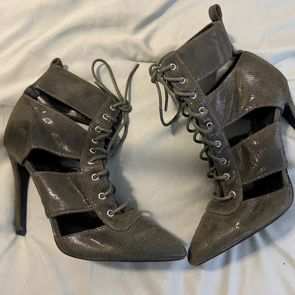 Size 8 lace heels color Army Green